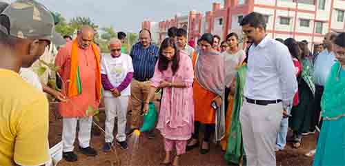 एक पेड़ मां के नाम’ लगाने के आह्वान पर वृक्षारोपण