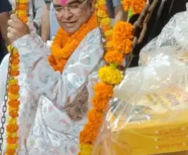 गदा चौक से शराब दुकान हटने पर मार्केट व मोहल्ले के लोगों ने विधायक रिकेश का लड्डुओं से तौल कर किया स्वागत