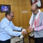 राज्यपाल डेका से हेमचंद यादव विश्वविद्यालय के कुलपति ने की सौजन्य भेंट