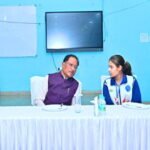 मुख्यमंत्री ने आकांक्षा विद्यालय में नीट जेईई कोचिंग के विद्यार्थियों से किया संवाद