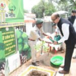 रमेन डेका ने बीजापुर कलेक्टोरेट परिसर में किया वृक्षारोपण