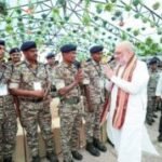 केंद्रीय गृह एवं सहकारिता मंत्री अमित शाह ने आज छत्तीसगढ़ के नवा रायपुर में सुरक्षा बलों के जवानों के साथ संवाद किया
