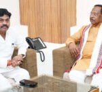 उत्तरप्रदेश के राज्य मंत्री संजय सिंह गौड़ ने मंत्री रामविचार नेताम से की मुलाकात