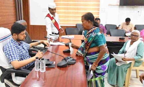 जनदर्शन में कलेक्टर अभिजीत सिंह ने सुनी समस्याएं, त्वरित समाधान के दिए निर्देश जनदर्शन में कलेक्टर अभिजीत सिंह ने सुनी समस्याएं, त्वरित समाधान के दिए निर्देश