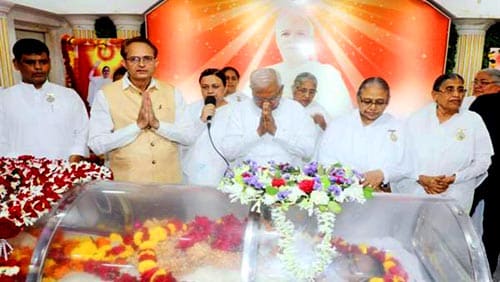 राज्यपाल श्री मंगुभाई पटेल ने ब्रम्हाकुमारी अवधेश दीदी के अंतिम दर्शन किये
