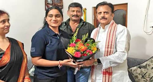 उप मुख्यमंत्री श्री शुक्ल ने प्रतिभाशाली आयुषी को दी बधाई