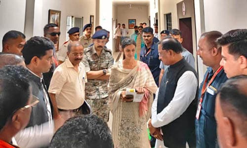 बाढ़ में बही पुस्तकें, टेबलेट भी हुआ खराब, पर नहीं रुकेगी पूनम की प्रतियोगी परीक्षा की तैयारी बाढ़ में बही पुस्तकें, टेबलेट भी हुआ खराब, पर नहीं रुकेगी पूनम की प्रतियोगी परीक्षा की तैयारी