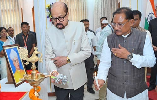 शिक्षक अपने विद्यार्थियों के लिए रोल मॉडल होता है: राज्यपाल रमेन डेका शिक्षक अपने विद्यार्थियों के लिए रोल मॉडल होता है: राज्यपाल रमेन डेका