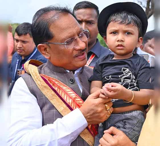 सरल और सहज मुख्यमंत्री विष्णु देव साय का दिखा अपनत्व, नन्हे इवान को गोद में लेकर किया दुलार
