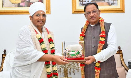 मुख्यमंत्री से पूज्य संत श्री असंग देव जी ने की सौजन्य भेंट
