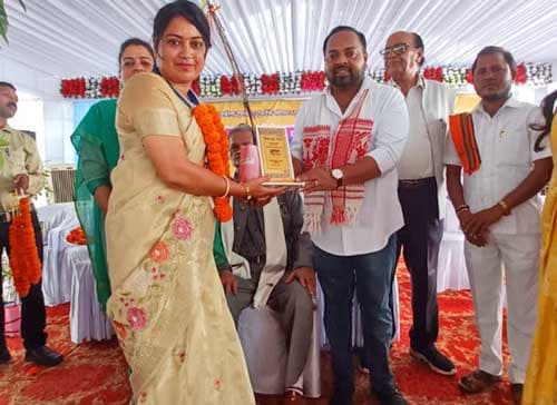 व्याख्याता पुष्पा नायक को उत्कृष्ट शिक्षक सम्मान व्याख्याता पुष्पा नायक को उत्कृष्ट शिक्षक सम्मान