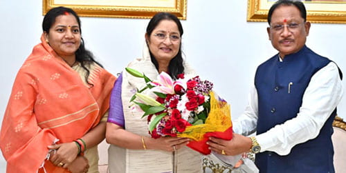 मुख्यमंत्री विष्णु देव साय से केंद्रीय महिला एवं बाल विकास मंत्री श्रीमती अन्नपूर्णा देवी ने की सौजन्य भेंट