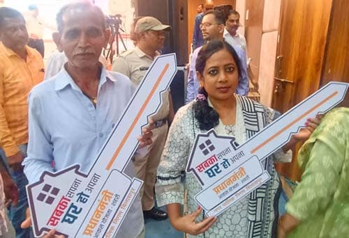 सफलता की कहानी: पक्का आशियाना मिलने से खिले चेहरे सफलता की कहानी: पक्का आशियाना मिलने से खिले चेहरे