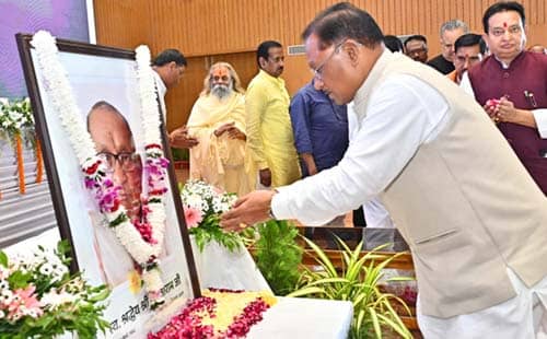 मुख्यमंत्री विष्णुदेव साय ने श्रद्धेय शांताराम सर्राफ को अर्पित की श्रद्धांजलि मुख्यमंत्री विष्णुदेव साय ने श्रद्धेय शांताराम सर्राफ को अर्पित की श्रद्धांजलि