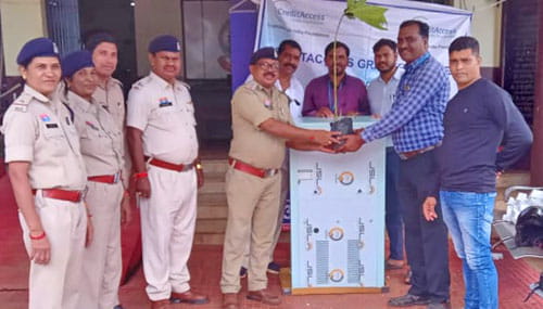 जनहित की मिसाल: क्रेडिट एक्सेस इंडिया फाउंडेशन ने थाना नंदिनी में लगाया वाटर कूलर, वृक्षारोपण से गूंजा परिसर