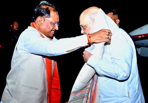 केंद्रीय गृह मंत्री अमित शाह का मुख्यमंत्री विष्णुदेव साय ने स्वामी विवेकानंद विमानतल पर किया आत्मीय स्वागत