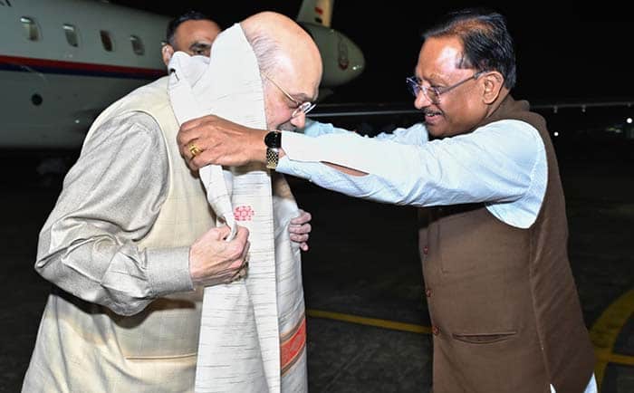 केंद्रीय गृह मंत्री अमित शाह का स्वामी विवेकानंद विमानतल पर मुख्यमंत्री श्री विष्णु देव साय ने किया आत्मीय स्वागत केंद्रीय गृह मंत्री अमित शाह का स्वामी विवेकानंद विमानतल पर मुख्यमंत्री श्री विष्णु देव साय ने किया आत्मीय स्वागत