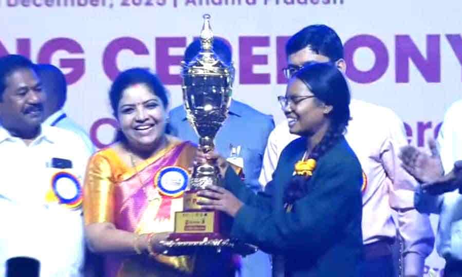 गांव की कक्षा से राष्ट्रीय मंच तक—निहारिका नाग की स्वर्णिम उड़ान ने बढ़ाया गौरव