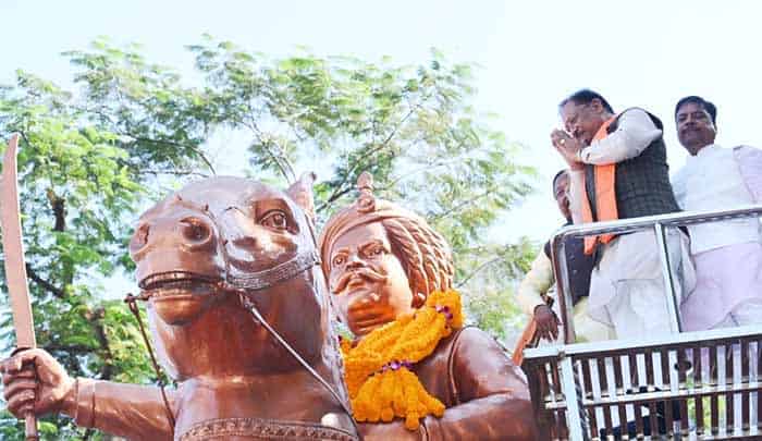 शौर्य के जयस्तंभ पर श्रद्धा का दीप—CM साय ने किया वीर नारायण सिंह के अमर त्याग का सम्मान