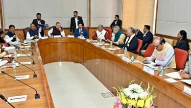 नीतियों की दिशा तय करती बैठक—विधानसभा समिति कक्ष में सत्ता और रणनीति का संगम