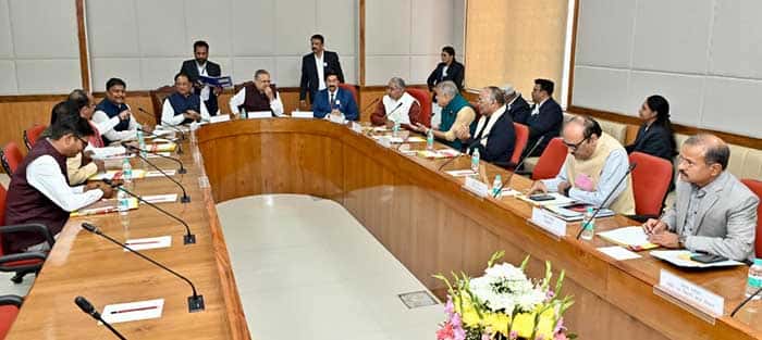 नीतियों की दिशा तय करती बैठक—विधानसभा समिति कक्ष में सत्ता और रणनीति का संगम