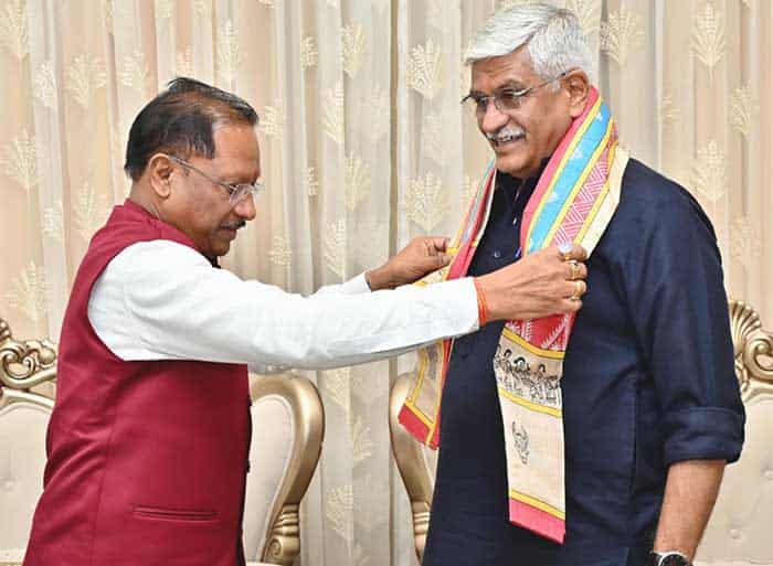 केंद्रीय पर्यटन एवं संस्कृति मंत्री गजेन्द्र सिंह शेखावत ने मुख्यमंत्री विष्णुदेव साय से सौजन्य भेंट की