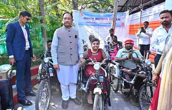 सरकार आपके साथ: जनदर्शन में दिव्यांगजनों को मिला सम्मान और समाधान