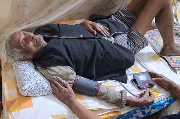 जब कागज़ी कार्रवाई ने करुणा को पीछे छोड़ा