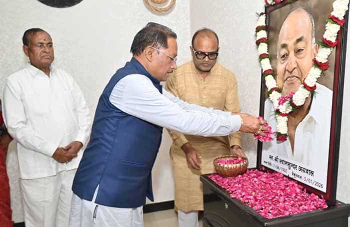 मुख्यमंत्री विष्णु देव साय ने स्वर्गीय श्याम सुन्दर अग्रवाल को श्रद्धांजलि अर्पित की