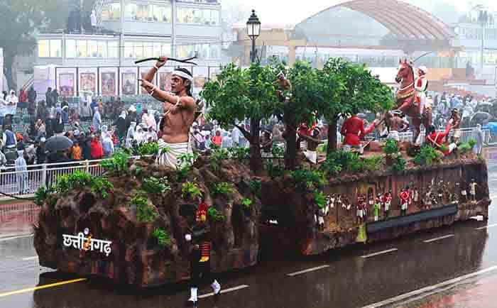 कर्तव्य पथ पर जनजातीय विरासत की भव्य प्रस्तुति, छत्तीसगढ़ की झांकी ने मोहा मन कर्तव्य पथ पर जनजातीय विरासत की भव्य प्रस्तुति, छत्तीसगढ़ की झांकी ने मोहा मन