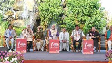 स्क्रीन से आगे भी दुनिया है, प्रिंट और साहित्य की स्थायी अहमियत