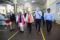 दूध उत्पादन से आत्मनिर्भरता की राह—आधुनिक डेयरियों में जनप्रतिनिधियों का दौरा