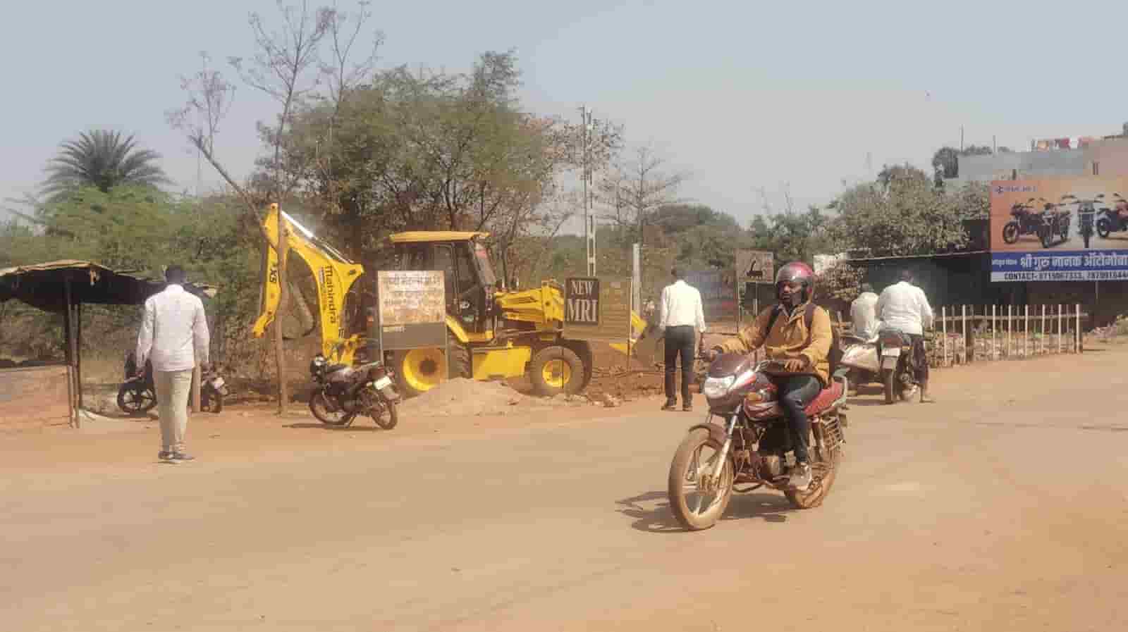 अहिवारा में अवैध निर्माण पर पालिका की बड़ी कार्रवाई, बुलडोजर चला