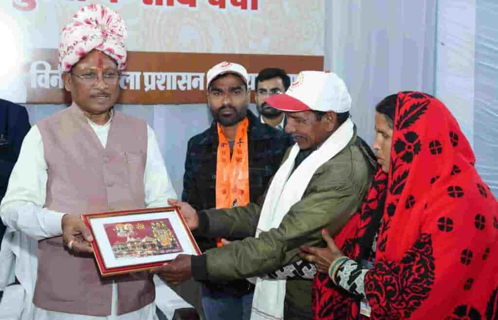 भक्ति की यात्रा, सेवा की प्रेरणा—अयोध्या धाम पहुंचकर भाव-विभोर हुए श्रद्धालु भक्ति की यात्रा, सेवा की प्रेरणा—अयोध्या धाम पहुंचकर भाव-विभोर हुए श्रद्धालु