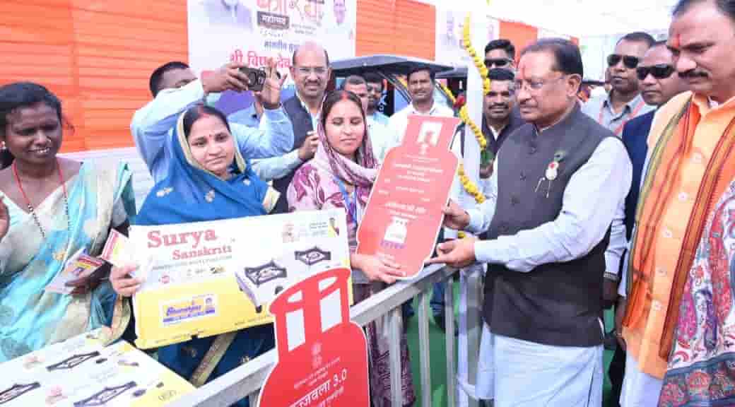 उज्ज्वला गैस, पिंक ई-रिक्शा और गार्बेज रिक्शा वितरण से आत्मनिर्भरता को संबल मिला उज्ज्वला गैस, पिंक ई-रिक्शा और गार्बेज रिक्शा वितरण से आत्मनिर्भरता को संबल मिला