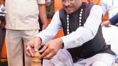 मुख्यमंत्री साय ने कुम्हार के चाक पर दीया बनाया, शिल्पकारों से संवाद किया मुख्यमंत्री साय ने कुम्हार के चाक पर दीया बनाया, शिल्पकारों से संवाद किया