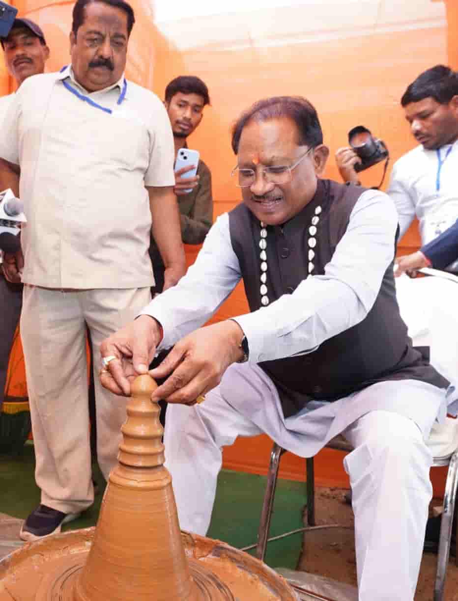 मुख्यमंत्री साय ने कुम्हार के चाक पर दीया बनाया, शिल्पकारों से संवाद किया