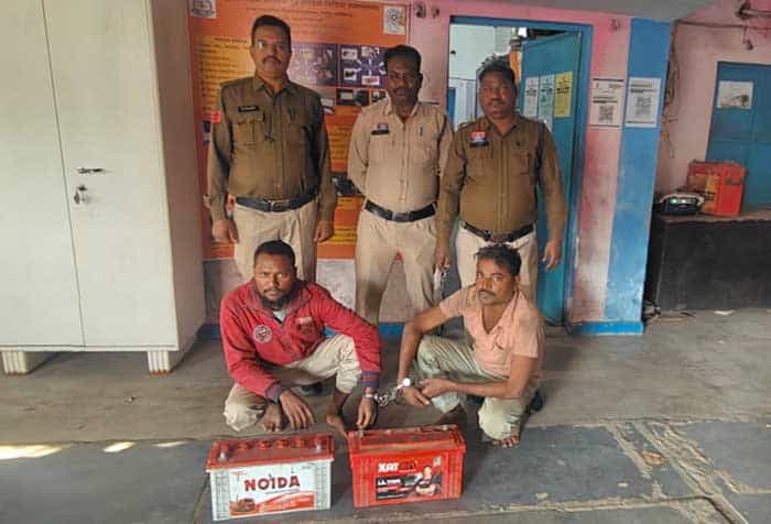 चोरी की चिंगारी बुझी: जूटमिल पुलिस ने 24 घंटे में पकड़े बैटरी चोर चोरी की चिंगारी बुझी: जूटमिल पुलिस ने 24 घंटे में पकड़े बैटरी चोर