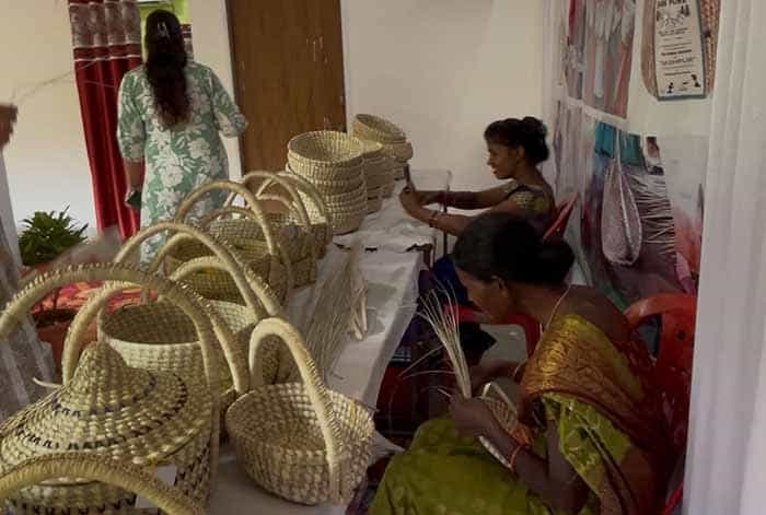 परंपरा के रंगों से सजी आजीविका, हस्तशिल्प से आत्मनिर्भर बन रहे हाथ