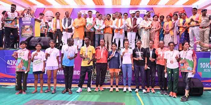 धरोहर की धरती पर दौड़ी दुनिया – बस्तर मैराथन ने छू लिया वैश्विक आसमान