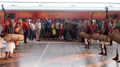 खेलो इंडिया ट्राइबल गेम्स के लिए केरल की टीम जगदलपुर पहुंची, लोकनृत्य से स्वागत किया गया खेलो इंडिया ट्राइबल गेम्स के लिए केरल की टीम जगदलपुर पहुंची, लोकनृत्य से स्वागत किया गया