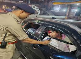 रंगों के त्योहार में नियमों की सख्ती—ट्रैफिक पुलिस ने दिखाई सख्त नज़र