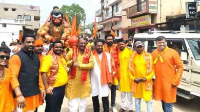 केसरिया रंग में रंगा कुम्हारी, भक्ति की धुन पर झूम उठा शहर