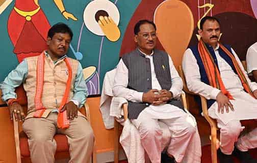 अंधेरे से उजाले तक: सुकमा में पुनर्वास से नई उम्मीदों की किरण अंधेरे से उजाले तक: सुकमा में पुनर्वास से नई उम्मीदों की किरण