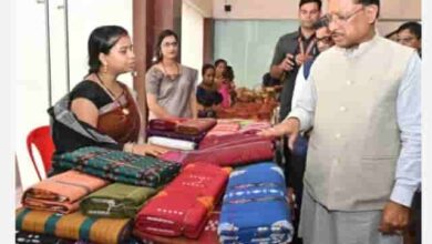 करघे ने किया कमाल! गांव की महिलाओं ने कमाई में रचा नया इतिहास