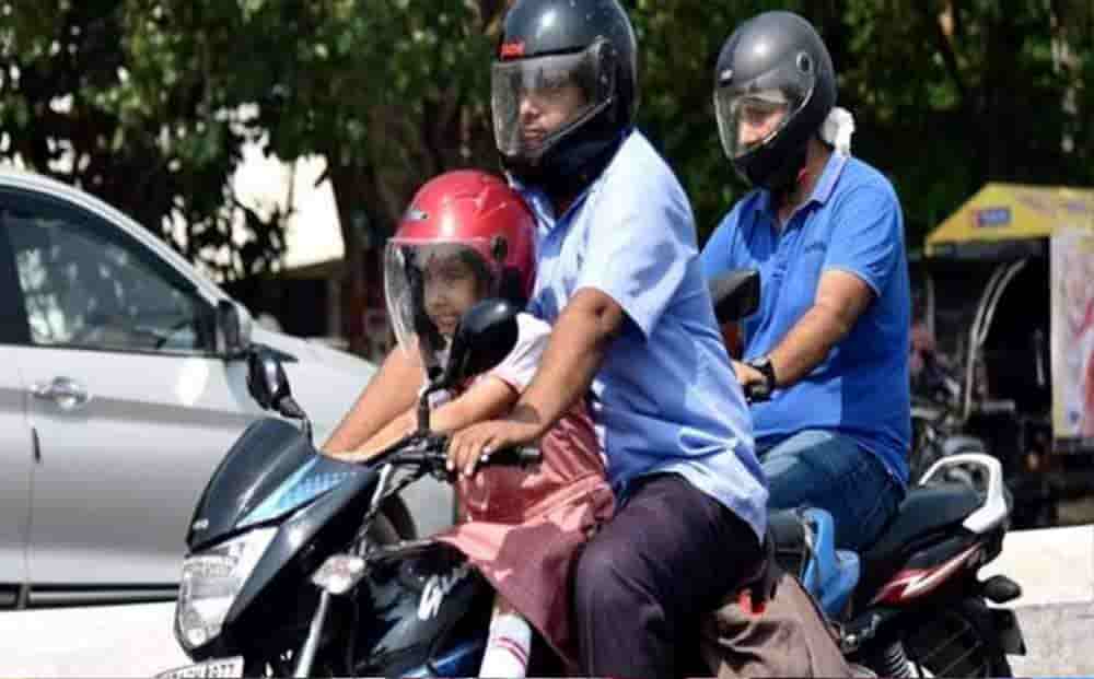 टू-व्हीलर पर पीछे बैठने वालों के लिए हेलमेट अनिवार्य किया गया