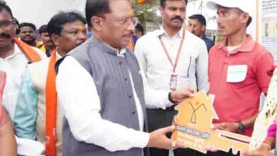 मेहनत का मिला इनाम! माड़वी कोसा को सीएम ने सौंपा उनके सपनों का घर