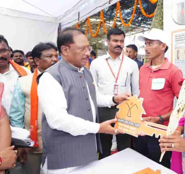 मेहनत का मिला इनाम! माड़वी कोसा को सीएम ने सौंपा उनके सपनों का घर