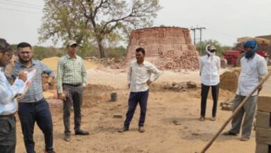 धड़ाधड़ एक्शन! अवैध ईंट भट्ठे से लाखों ईंटें और लकड़ी जब्त