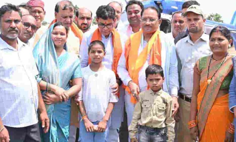 मासूमों की मुस्कान बनी योजना की पहचान: थैंक यू कार्ड देकर जताया आभार
